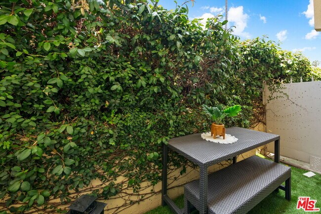 Building Photo - 843 N Martel Ave