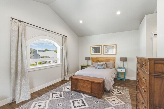 Building Photo - Bright & Spacious 4-Bedroom Haven Just Minutes from Leavenworth Village