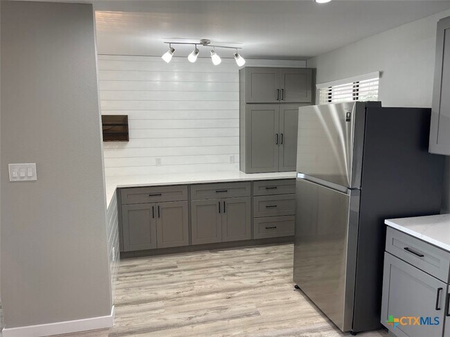 Building Photo - 744 Hill Top Dr