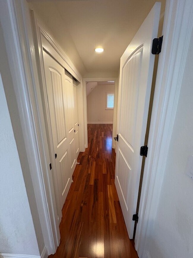 Building Photo - Los Gatos Family Townhome Ready for Move i...