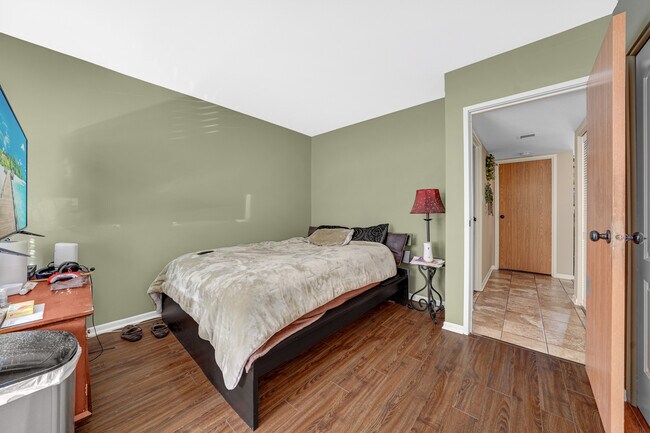 Building Photo - 9381 Bay Colony Dr