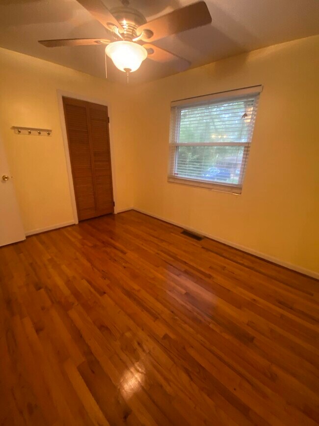 Building Photo - 1504 Sunset Ln