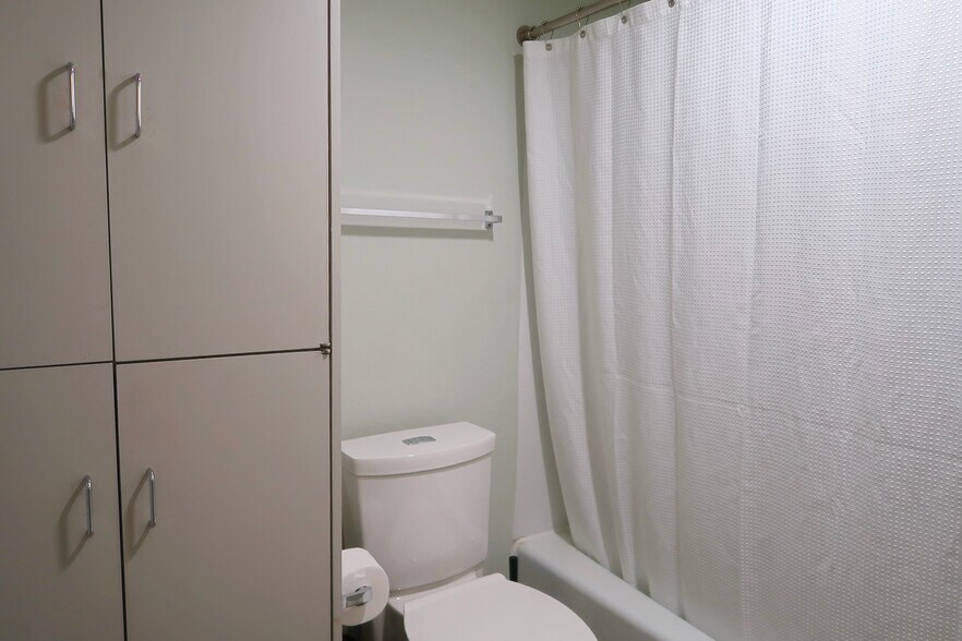 Building Photo - 1106 W 6th St