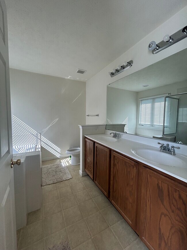 Building Photo - 1608 Michael Dr