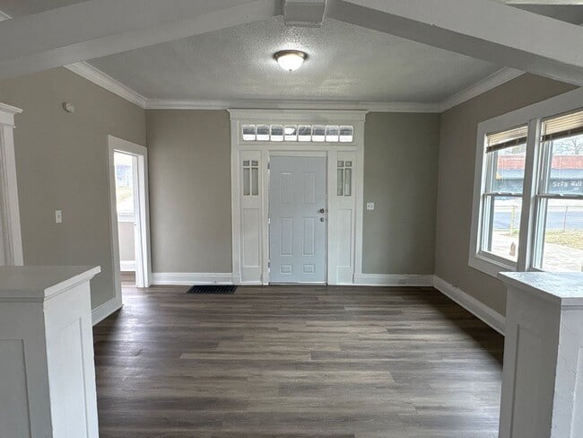 Building Photo - Newly updated 3-bedroom, 1-bath home - Open To Section 8