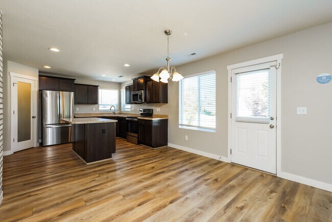 Building Photo - 3448 W Oak Crest Dr