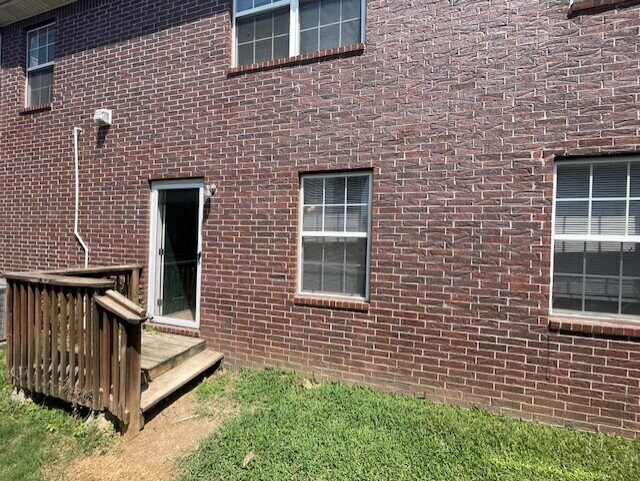 Building Photo - 1431 W Jct St