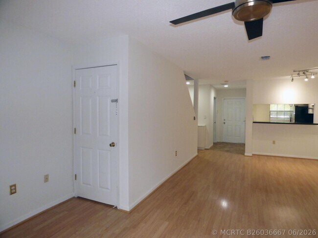 Building Photo - 227 City View Dr