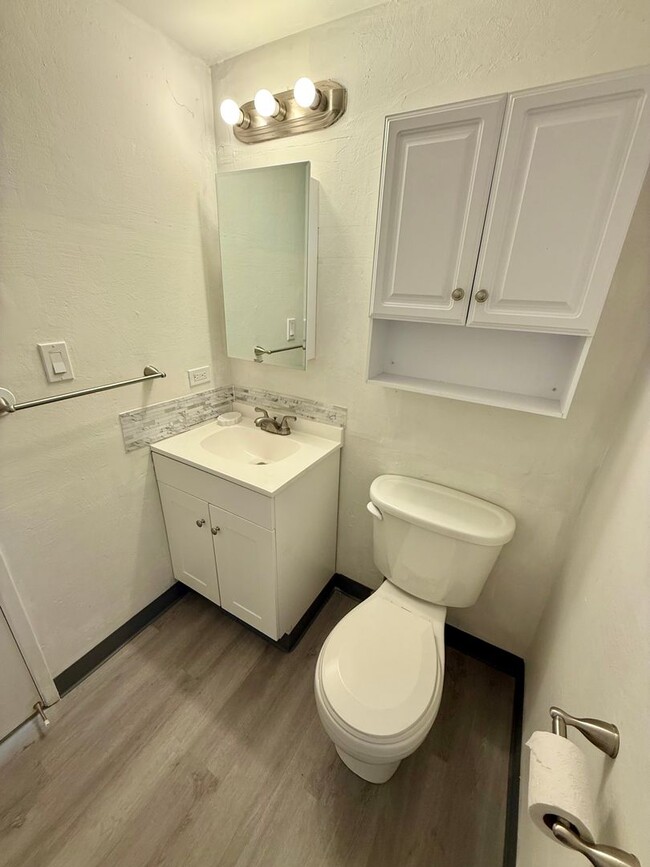 Building Photo - Newly Renovated 2 Bedroom / 1.5 Bathroom U...