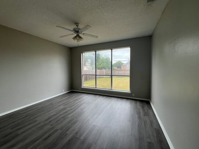 Building Photo - 2805 Crater Lake Ln