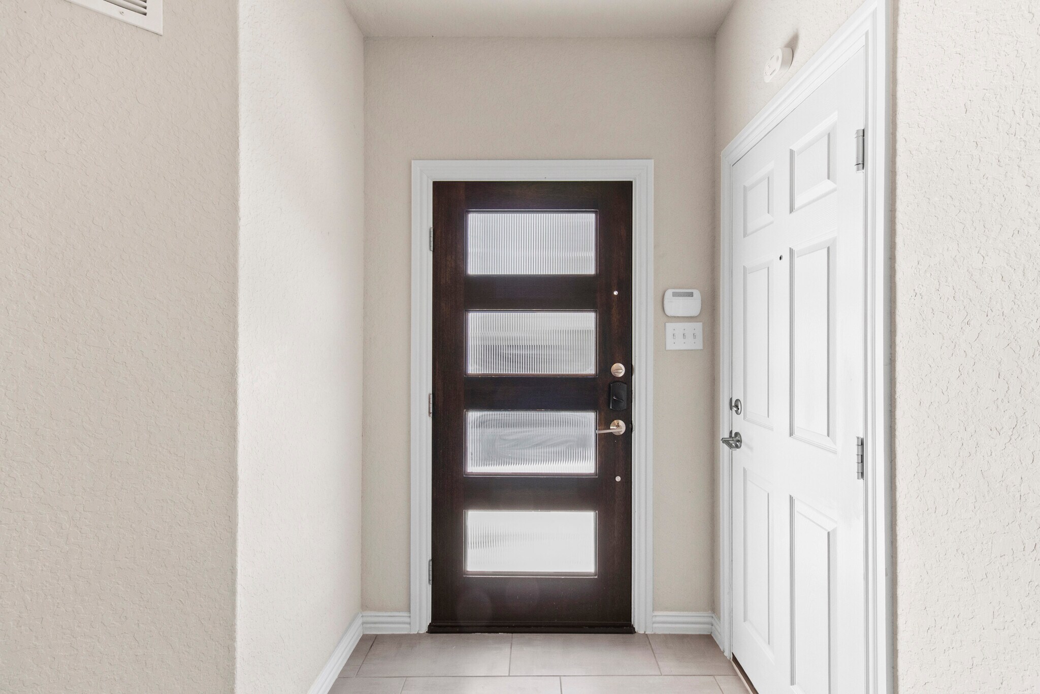 Entry Way Door - 221 E Courtland Pl