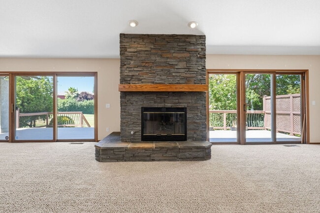 Building Photo - Beautiful Executive Level Rental on Golf Course