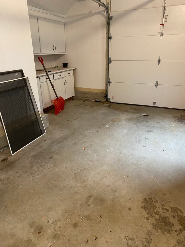 Garage - 135 Courtyard Ln