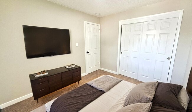 Building Photo - 2915 Straus Ln