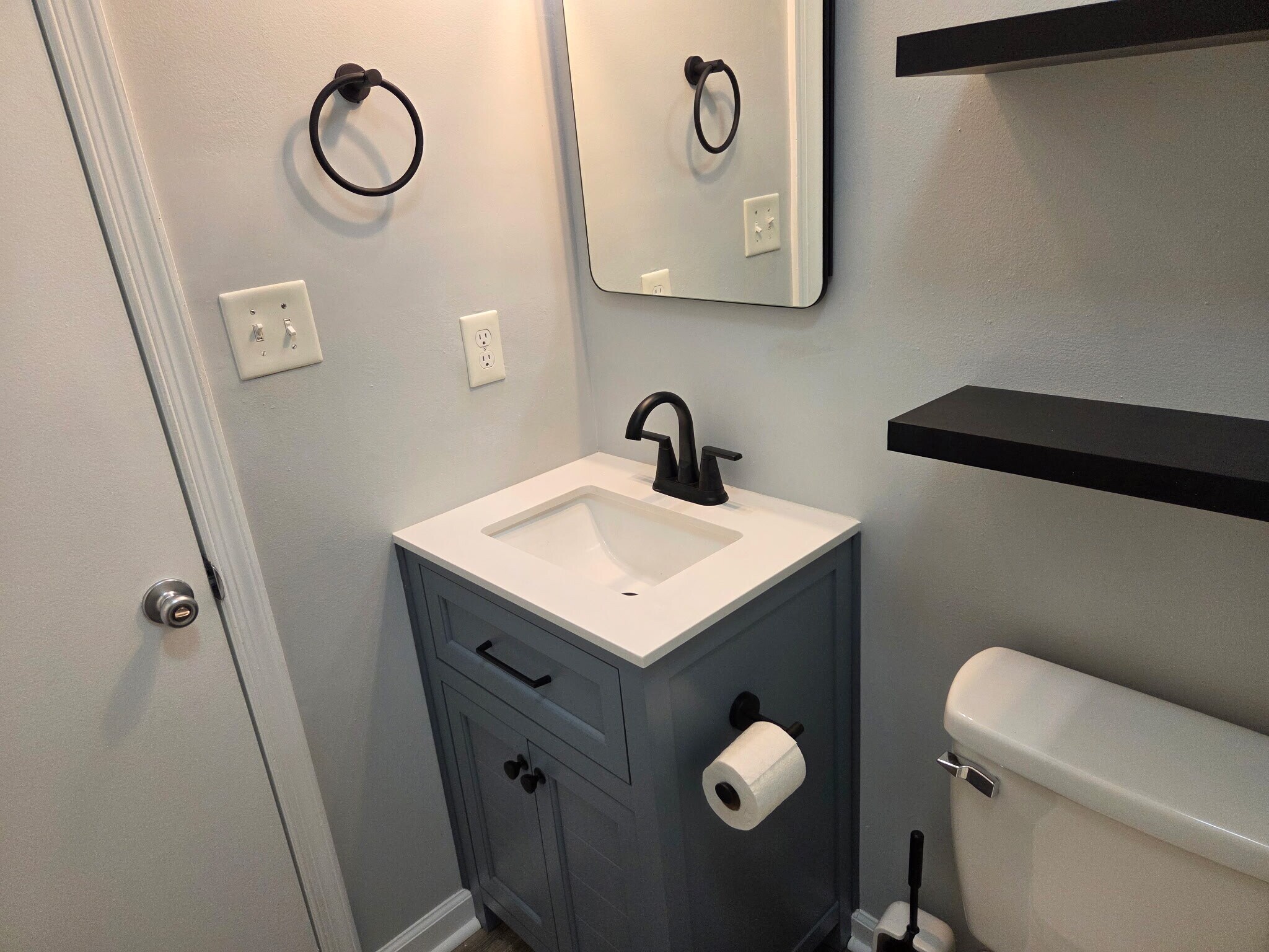 Hall bath (full) - 1802 Edmund Ave NE