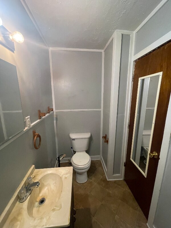 Building Photo - 613 W 6th St