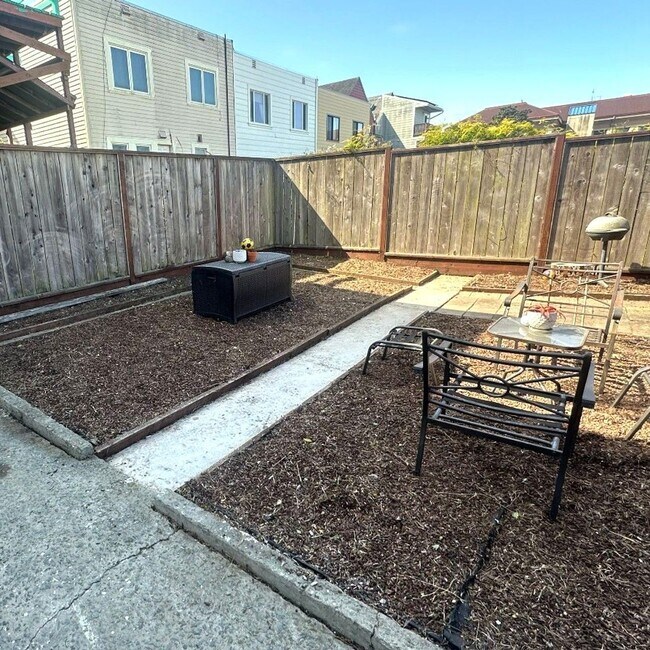 Building Photo - Sunlit 3-Bed, 2-Bath Home Steps from Balbo...