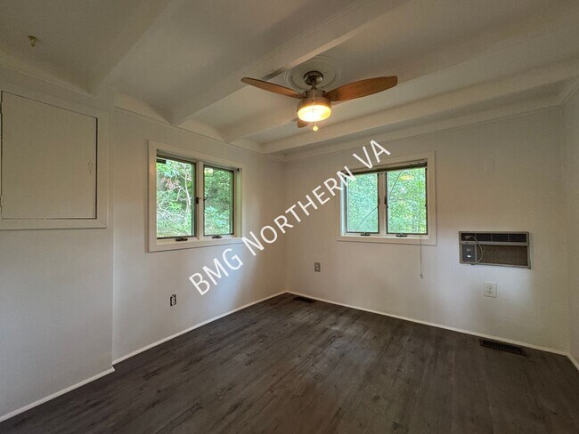 Building Photo - 8221 Barron St