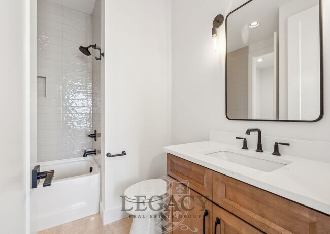 Building Photo - 1019 12th Ave N