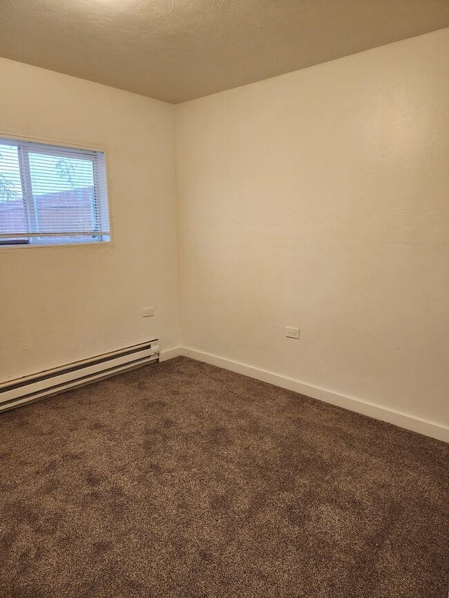 Building Photo - 1 bed 1 bath unit w/ shared laundry