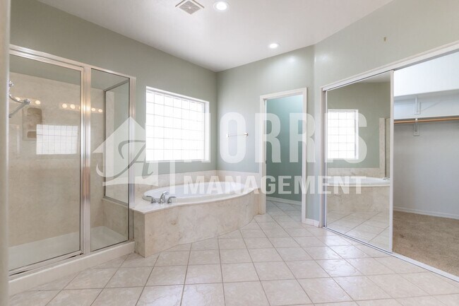 Building Photo - Beautiful Home Located in The Links