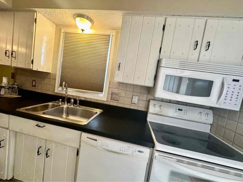 Building Photo - 8021 Knollgate Ct