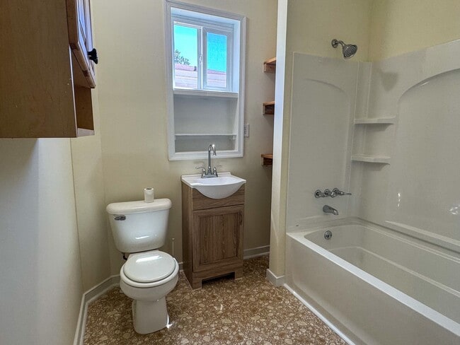 Building Photo - 1014 Hamilton Ave