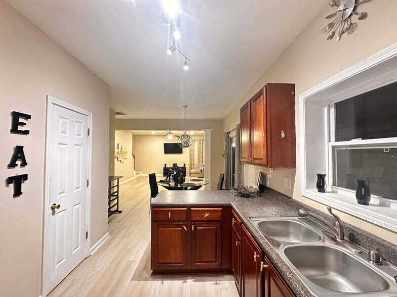 Building Photo - 175 Mill Creek Dr