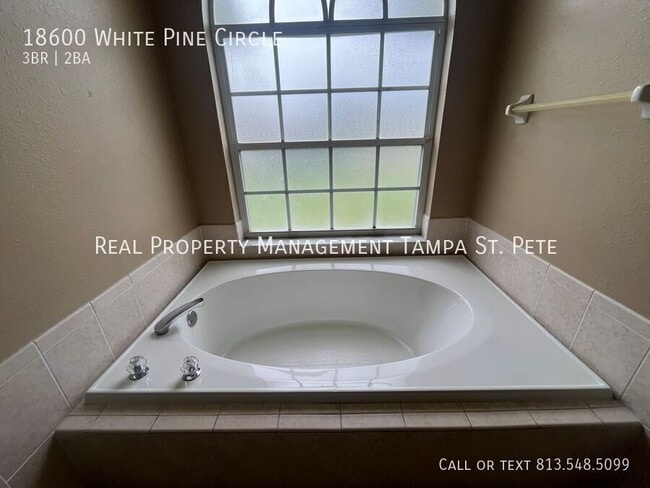 Building Photo - 18600 White Pine Cir