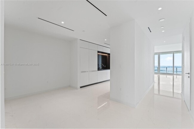 Building Photo - 300 Biscayne Blvd Way
