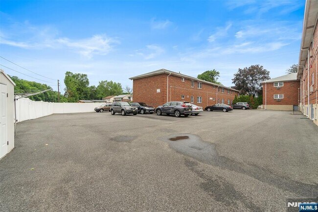 Building Photo - 384 Terhune St
