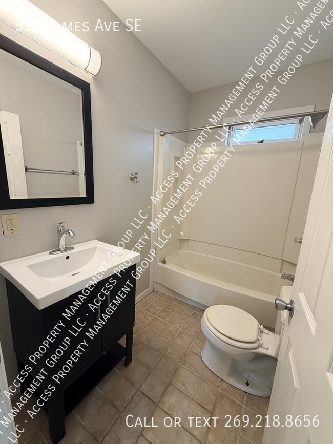 Building Photo - 531 James Ave SE