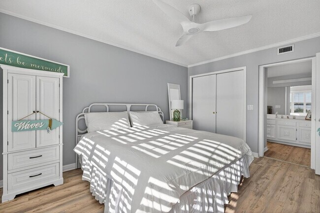 Building Photo - 390 NE Edgewater Dr