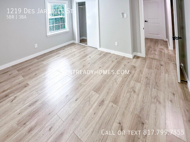 Building Photo - 1219 Des Jardines St
