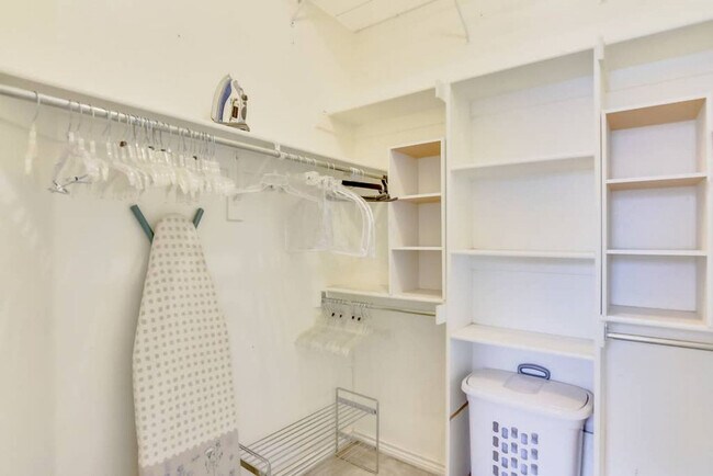 Building Photo - 1705 Fairfax Dr