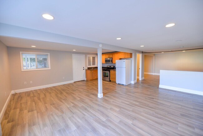 Building Photo - 1006 S El Camino Real