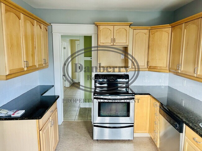 Building Photo - 436 E 5th St