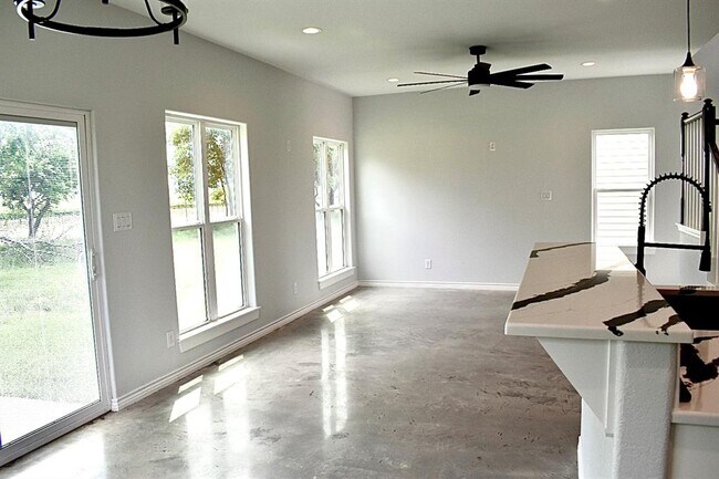 Building Photo - 1557 Co Rd 119