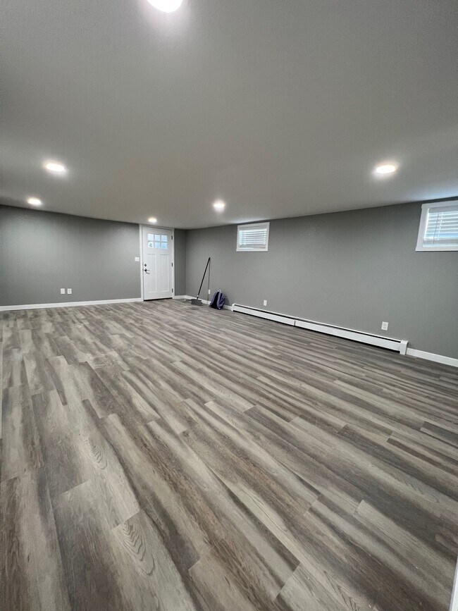 Building Photo - Spacious 3 Bedroom Apartment Near UNC with A/C