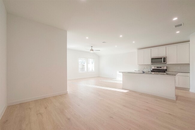 Building Photo - 4906 Edgewood Dr