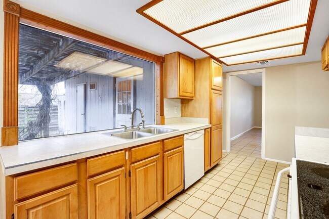 Building Photo - ***MOVE-IN SPECIAL: TWO WEEKS FREE***Single-Story Retreat with Versatile Spaces in Established Ne...