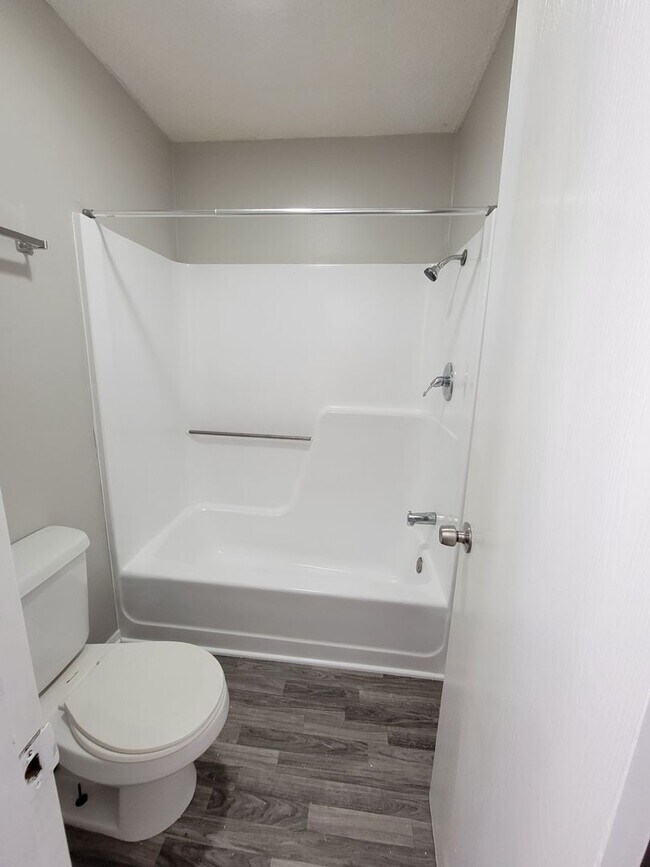 Building Photo - Newly Renovated - Alcoa Studio Apartments – Convenient Location!
