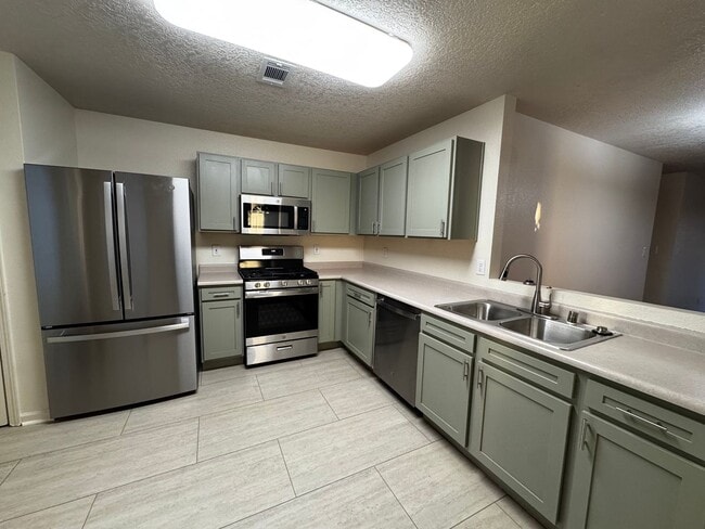 Building Photo - Great 3BR Home Near Cottonwood Mall!!