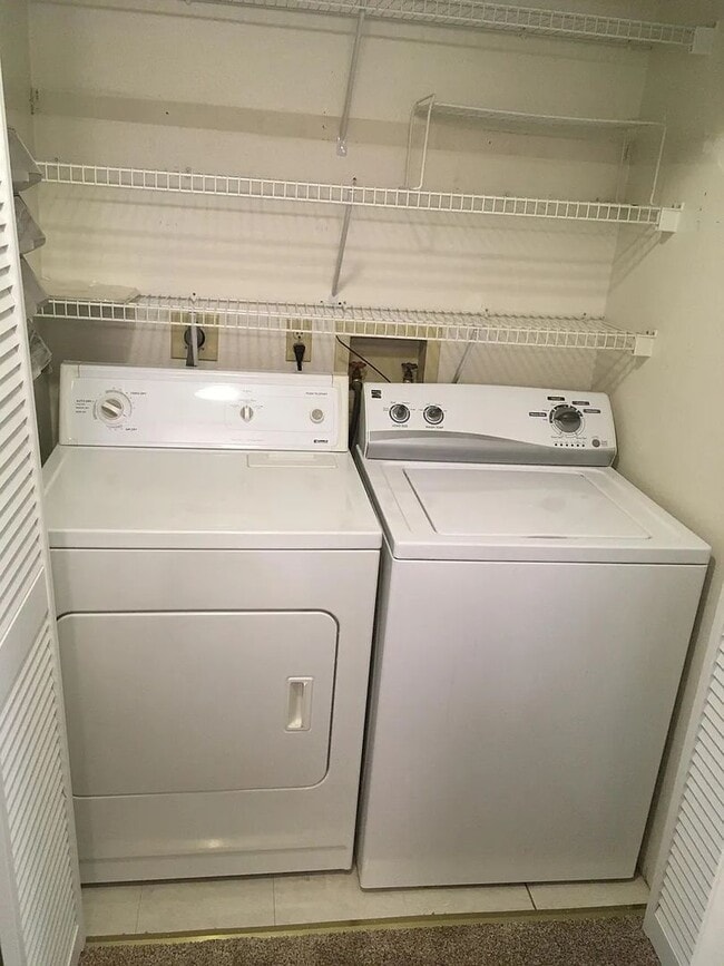 Building Photo - 2 Bedroom, 1 Bath Condo in South Anchorage