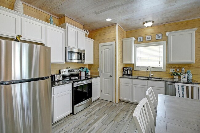 Building Photo - 1617 S Station St