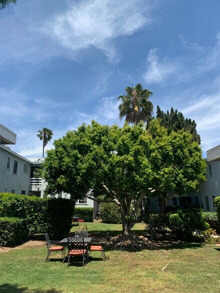 Building Photo - 3131 Arizona Ave