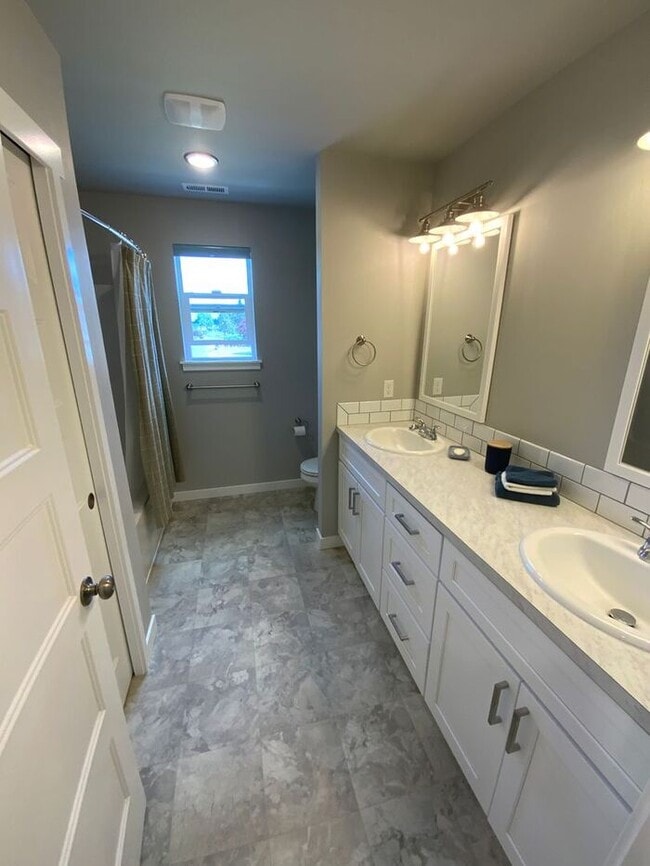 Building Photo - Centralia 4bdr brand new home 2 garage & s...