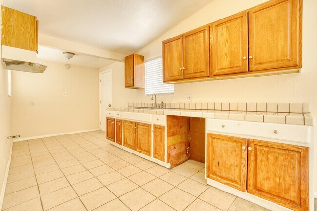 Building Photo - 2047 W Lingard St
