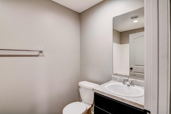 Building Photo - 3 Bedroom Town Home, Association Maintaine...
