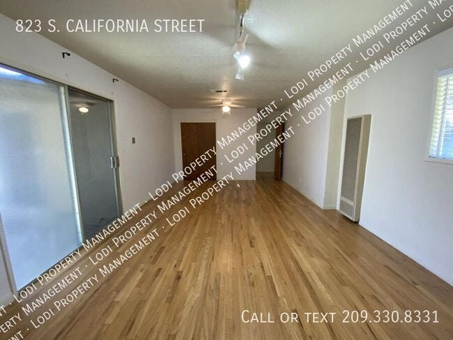 Building Photo - 823 S California St